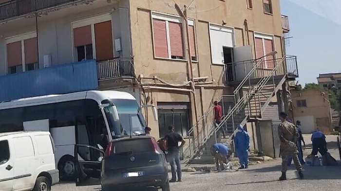 Migranti, quarantena prolungata, attimi di forte tensione a Cannatello