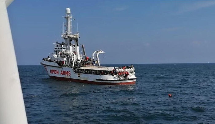 Open Arms, da Italia ok a trasbordo di 140 migranti su nave quarantena