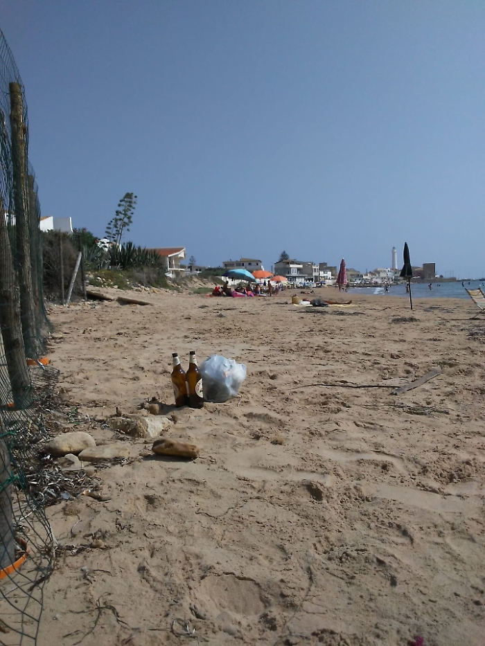 Santa Croce Camerina (RG): rifiuti sulla spiaggia di "Montalbano"