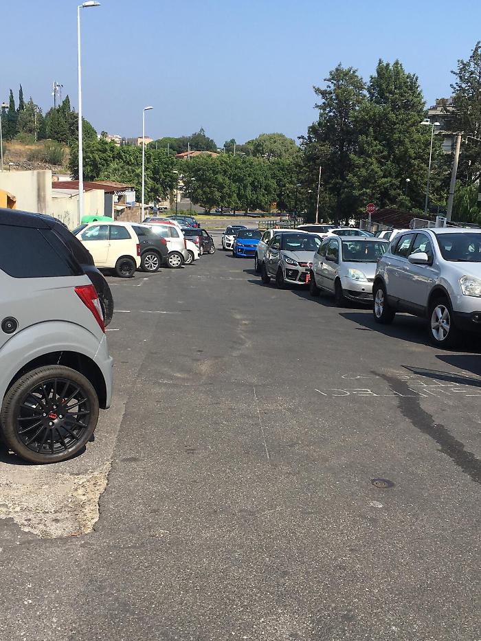 Catania: macchine in sosta selvaggia davanti il Mc Donald