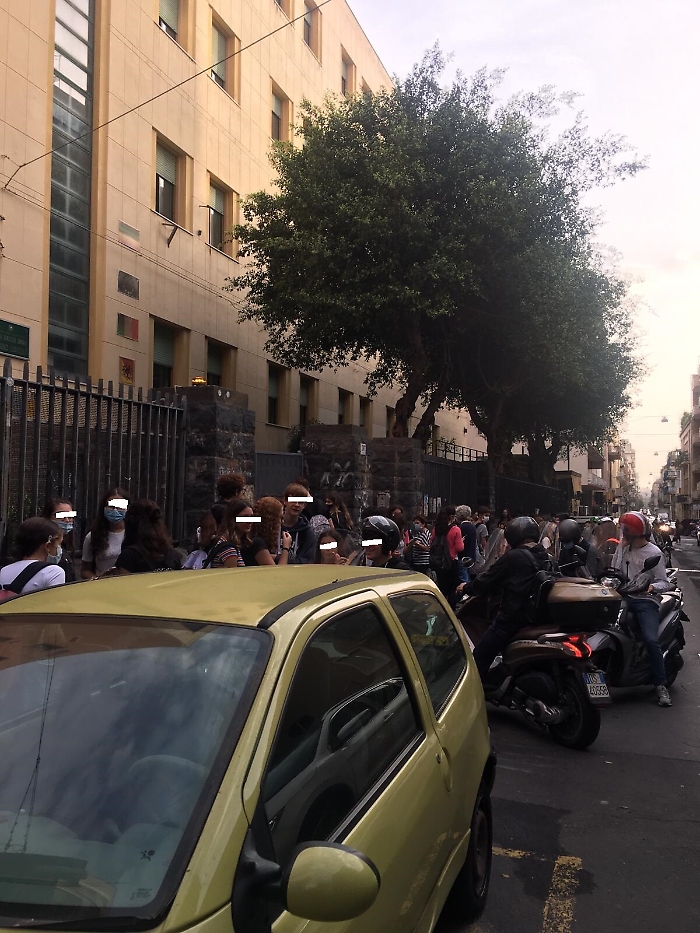 Catania, scuola: nei banchi da soli e ammassati all'ingresso