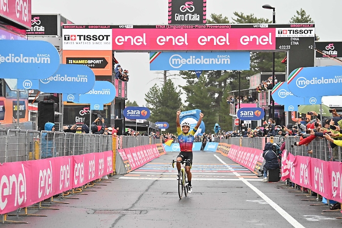 Giro d'Italia, Caicedo vince sull'Etna la 3/a tappa