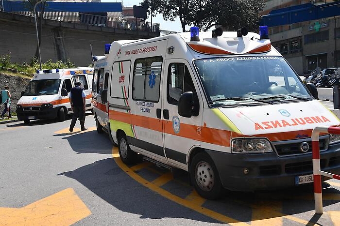 Bimbo di 7 anni si sporge dalla finestra e cade gi&ugrave;: morto nel Siracusano