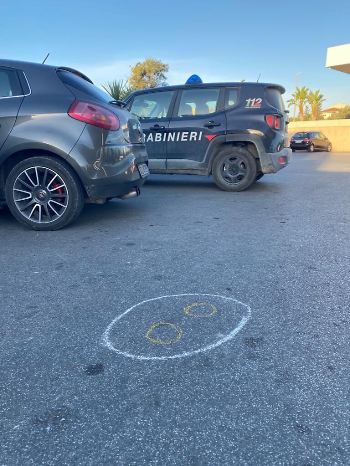 Gela, spara davanti ai carabinieri all'uomo che ha sfregiato la sorella dopo una rissa