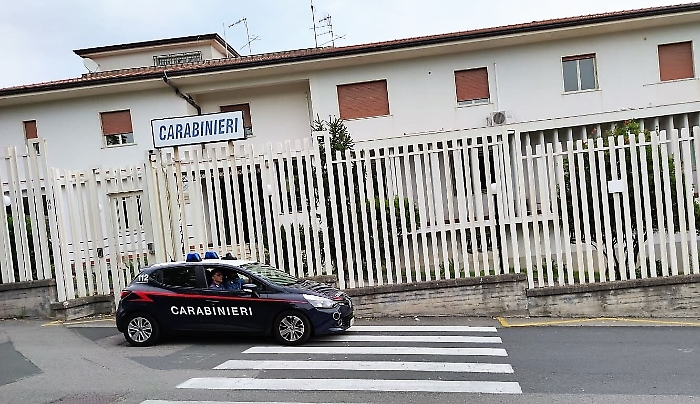 Catania, entrano in casa di anziani con una scusa per derubarli