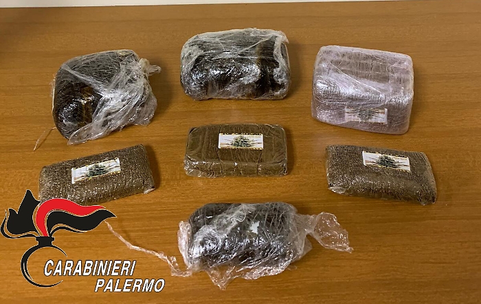 Palermo, quasi due chili di hashish a casa: arrestato un diciannovenne