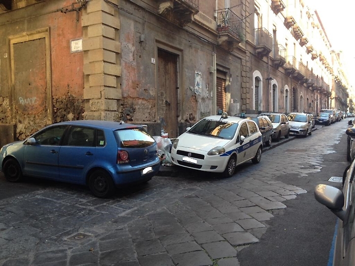 Catania, via Giuseppe Verdi: tutte le auto in sosta vietata