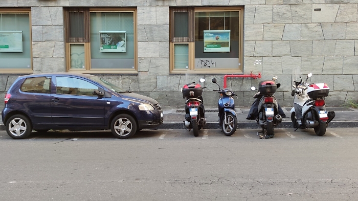 Catania: via Puccini, parcheggio moto invaso dalle auto