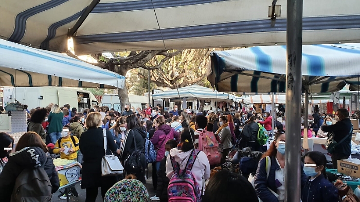Catania: "Com'é possibile autorizzare un mercato davanti ad una scuola?"