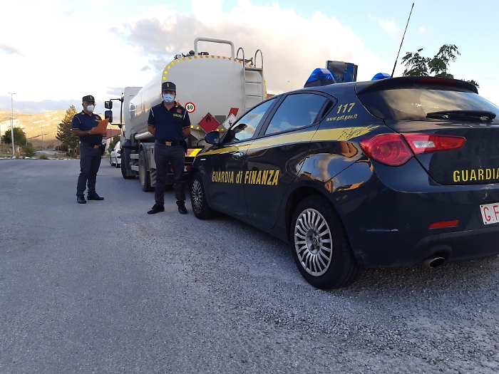 Contrabbando di gasolio agricolo: sequestrati mille litri di carburante e tre denunciati