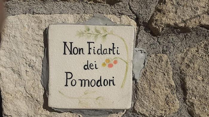 Agira, mette piastrelle artistiche sui muri per abbellire il quartiere: denunciata