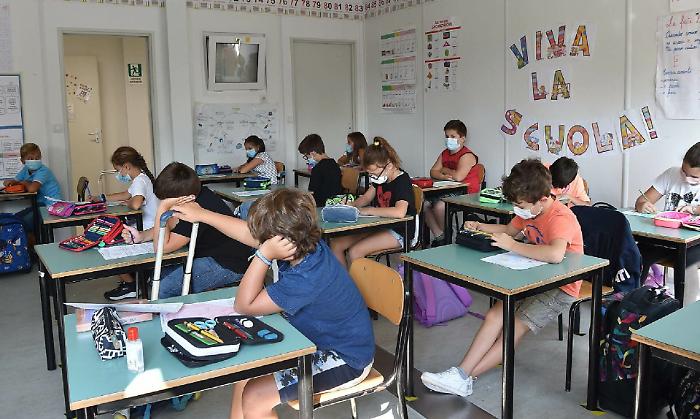 Sospetto Covid, per rientrare in classe serve l'attestato del medico: la Regione siciliana fa chiarezza