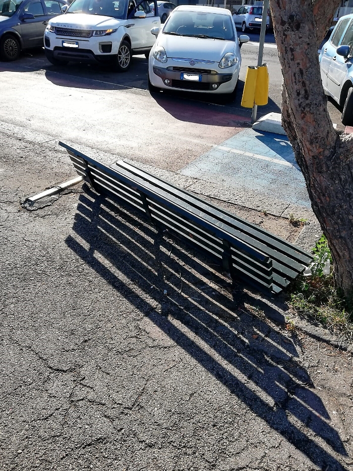 Catania, piazza di Ognina: impossibile ammirare il mare seduti...