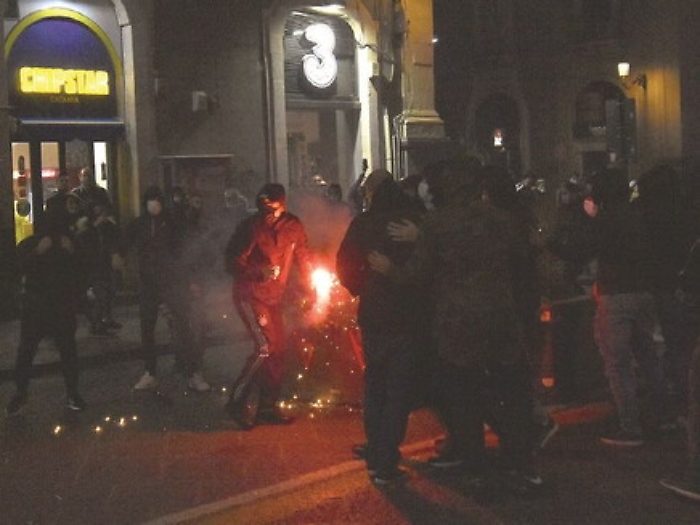 Catania, gli incidenti durante il corteo no lockdown: tre denunce (uno &egrave; un ultras)