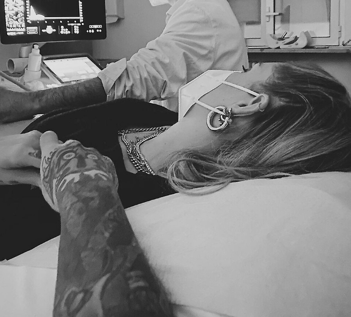 Ferragnez, foto ecografia fa insorgere il web: &laquo;Pandemia riservata ai poveri cristi&raquo;