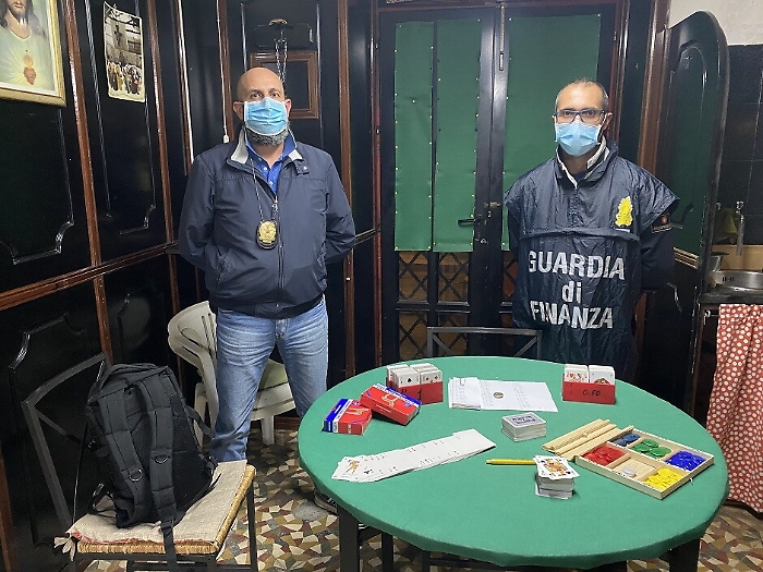 Bagheria, bisca clandestina in sala giochi: sette denunciati