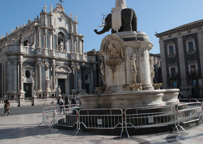 Covid, "Liotru" transennato in piazza Duomo a Catania: vietato stazionare
