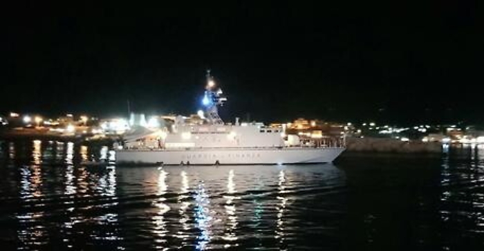 Barchino si ribalta nella notte a Lampedusa: migranti salvati