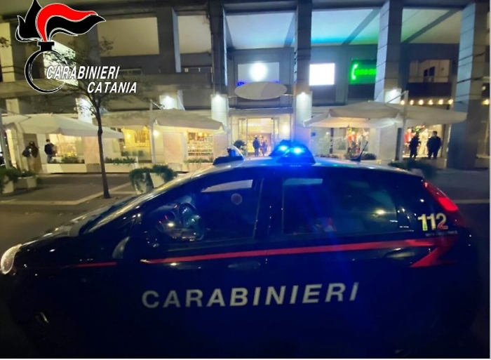 Catania, rissa tra familiari vicino al bar "Europa": 4 arresti e una denuncia