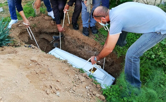 Lampedusa, sindaco posta foto della sepoltura del piccolo Jospeh
