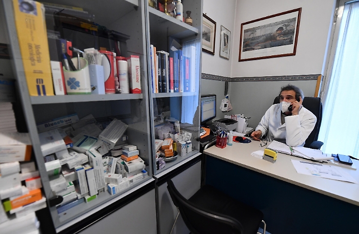 Ospedali sotto pressione, l'infettivologo: «Servono subito le linee guida per le cure domiciliari»