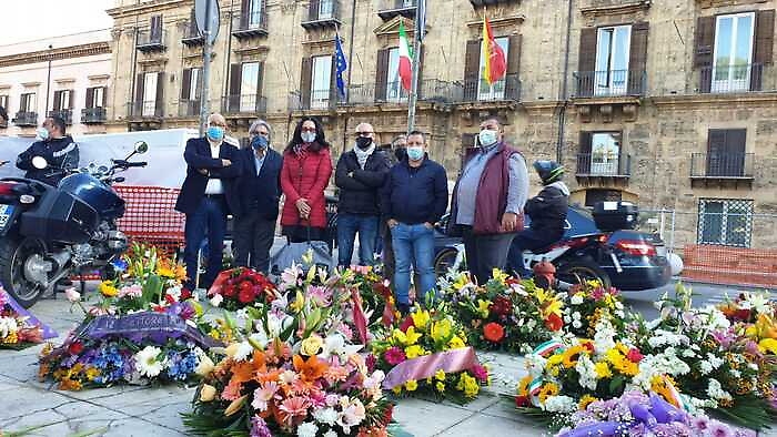 Covid, "cuscini di fiori" per protesta davanti alla Regione