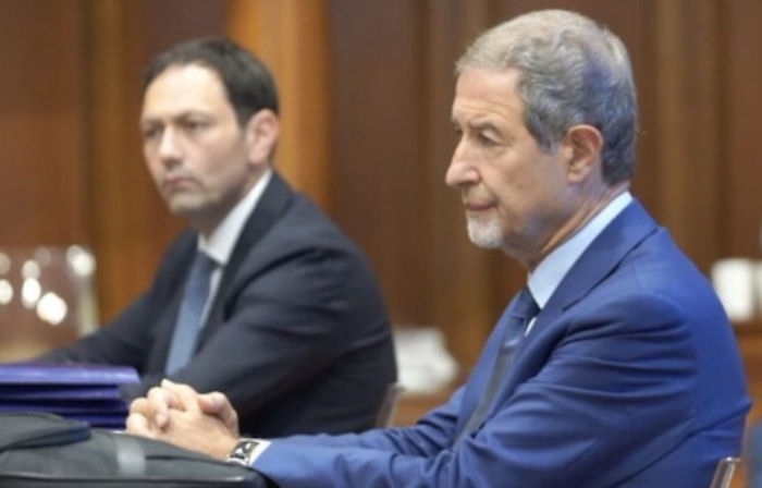 Arriva la mozione anti-Razza: ma “papa” Nello salverà Ruggero. Ecco a quale prezzo