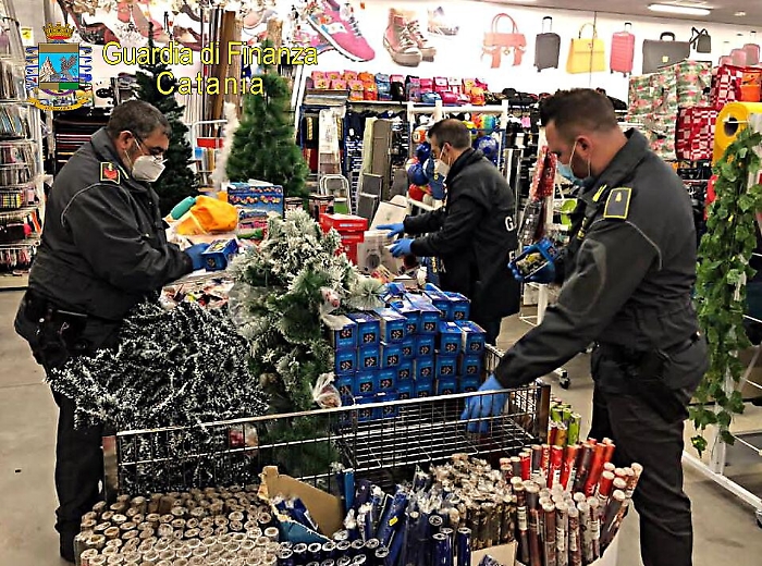 Belpasso, luminarie natalizie non sicure in un negozio cinese