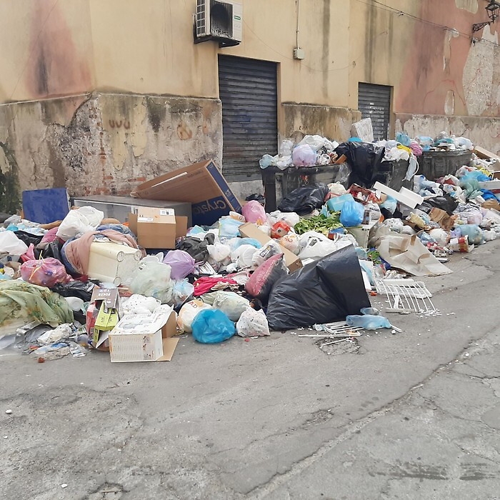 Palermo, emergenza rifiuti: incendi spenti tra notte e alba