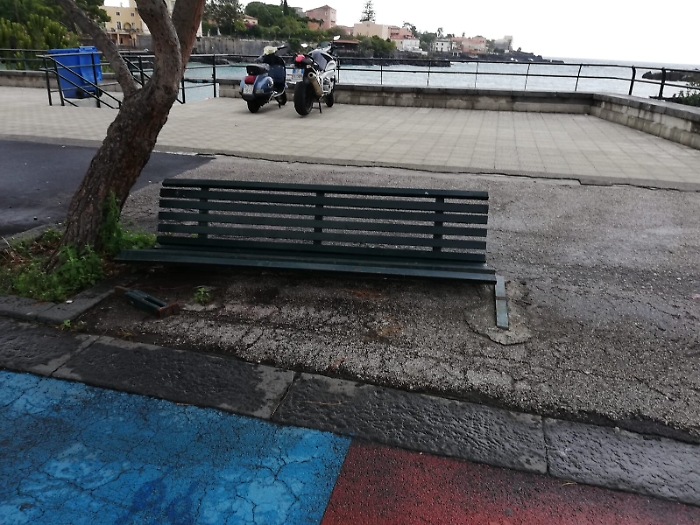 Catania: panchina rotta a Ognina