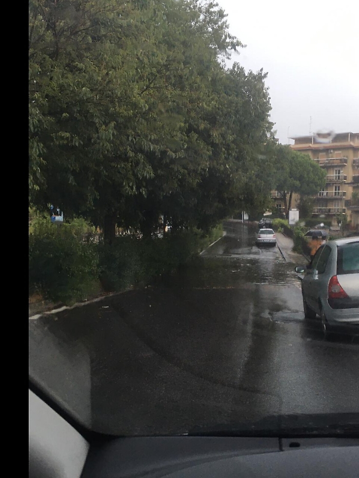Catania: via della Costituzione allagata, auto in panne