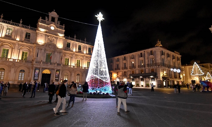 Corsa per il Dpcm di Natale: dai ristoranti ai parenti, le Regioni trattano le deroghe