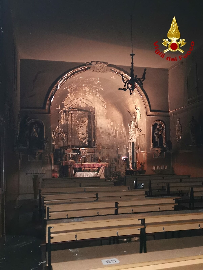 Catania, incendio nella chiesa di S. Maria del Rosario: danni all'altare e agli intonaci