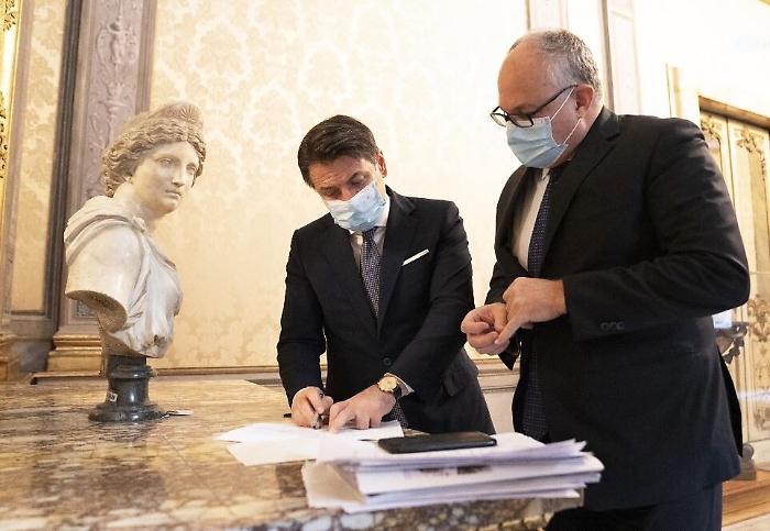 Covid, a Natale divieto di viaggio in un'altra regione e niente messa a mezzanotte