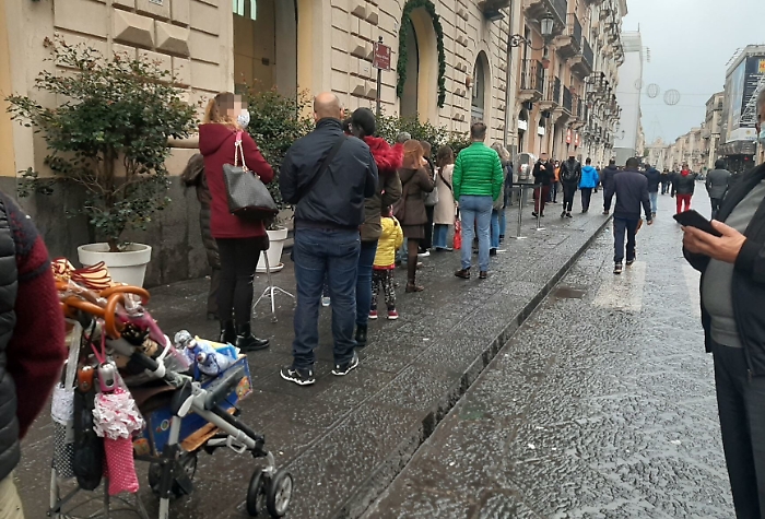 Il maltempo frena lo shopping, ma c'è ancora troppa gente in giro: «Così vanificheremo tutto»