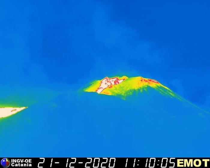 Etna in eruzione, fontane di lava da due bocche del cratere di Sud Est