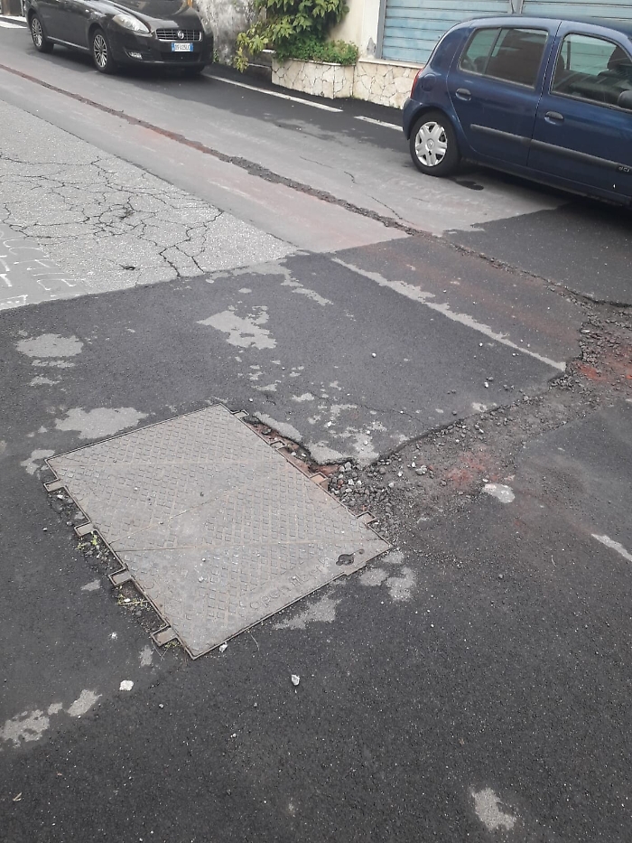 Catania: manto stradale dissestato in Via Cagnoni