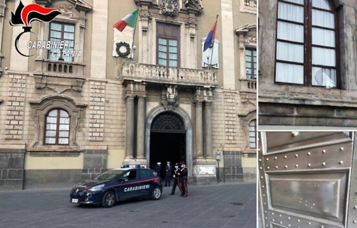 Catania, lancia sassi e rompe i vetri delle finestre del Comune