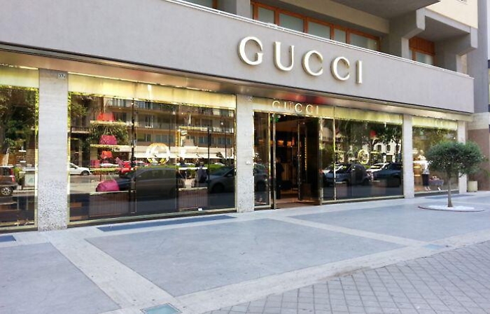 Palermo, esce dal negozio Gucci pieno di regali: rapinato di 25.000 &euro;