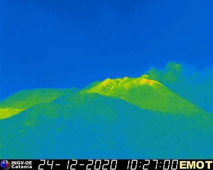 L'Etna non si placa: esplosioni dal cratere di Sud-Est e sbuffi di cenere