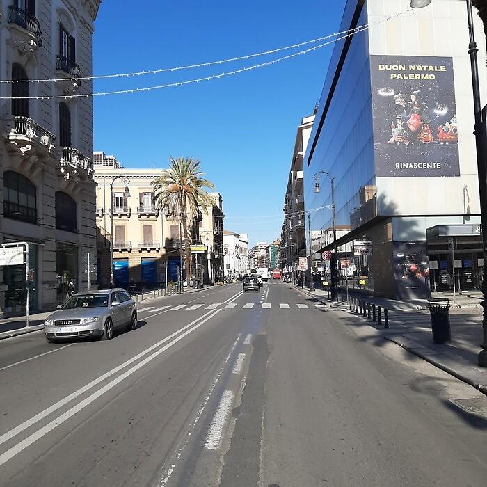 Covid, a Palermo strade semi vuote ma mercati affollati