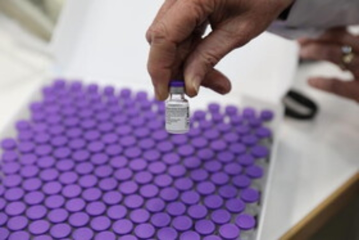 Covid, il V-Day si avvicina: il vaccino più atteso tra informazioni e falsi miti