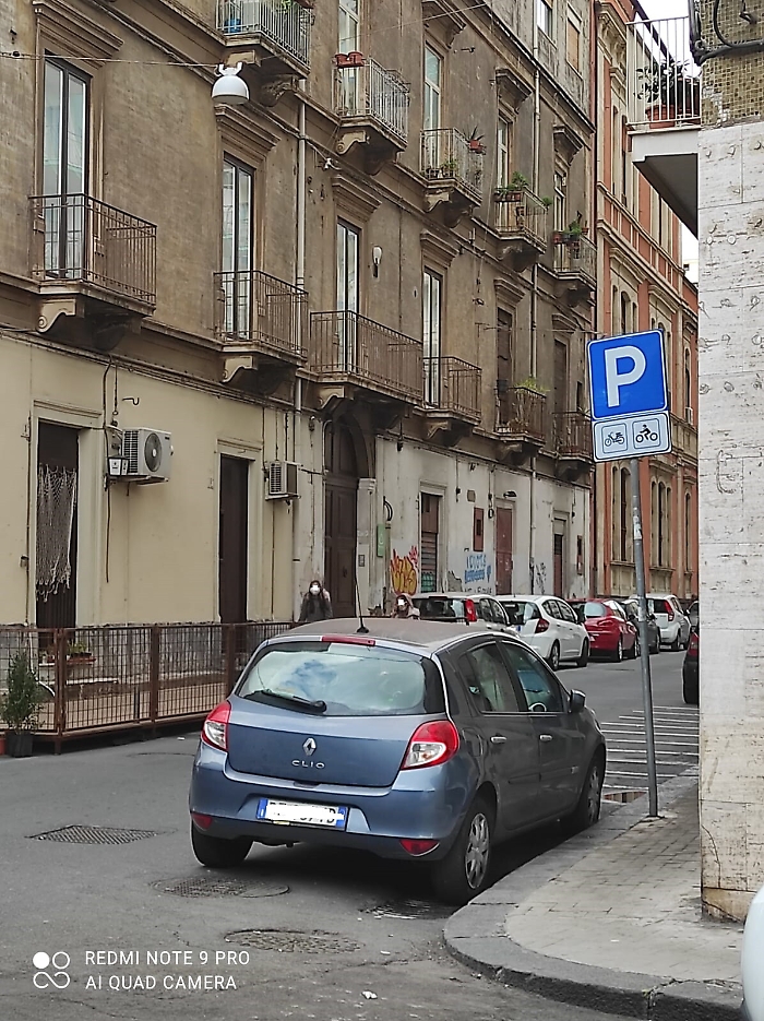 Catania: incivile insiste a sostare negli stalli delle moto