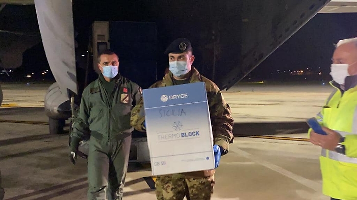 Covid, il vaccino è atterrato in Sicilia
Le prime 865 dosi su un aereo militare