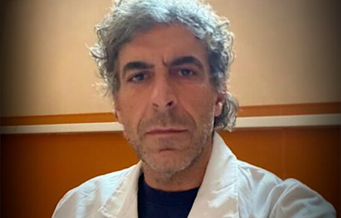 Il primo medico vaccinato in Sicilia: «Ecco perché affidarsi alla scienza per vincere la battaglia»