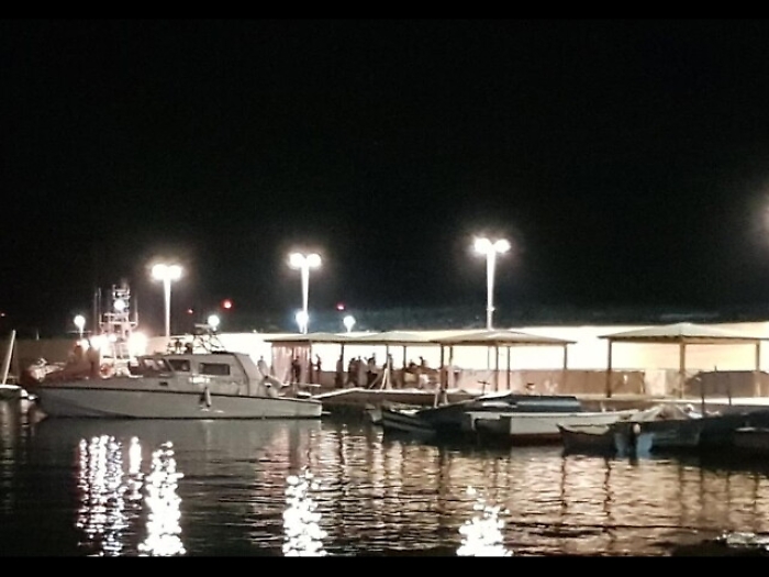 Lampedusa, una nave per la quarantena dei migranti