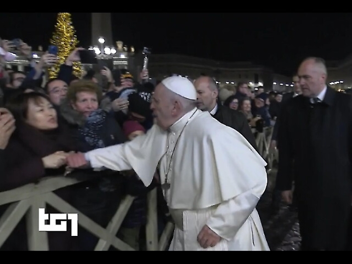 Papa strattonato si infuria,poi si scusa