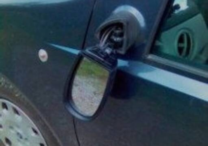 San Giovanni la Punta, la truffa dello specchietto fallisce e travolgono le vittime: un arresto