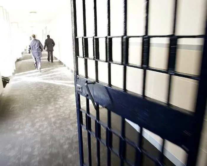 Carceri-detenuto provoca fuoco dentro la sua cella