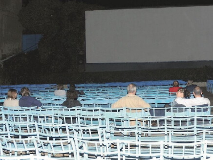 Cinema, il “rito” dell’arena verrà stravolto: vicini di posto solo se congiunti